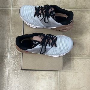 ONRUN cloudflyer women’s shoe low top white glacier/ rose brown size 8.5